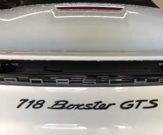 Delle am hinteren Kotflügel eines Porsche 718 Boxster GTS vor der Reparatur